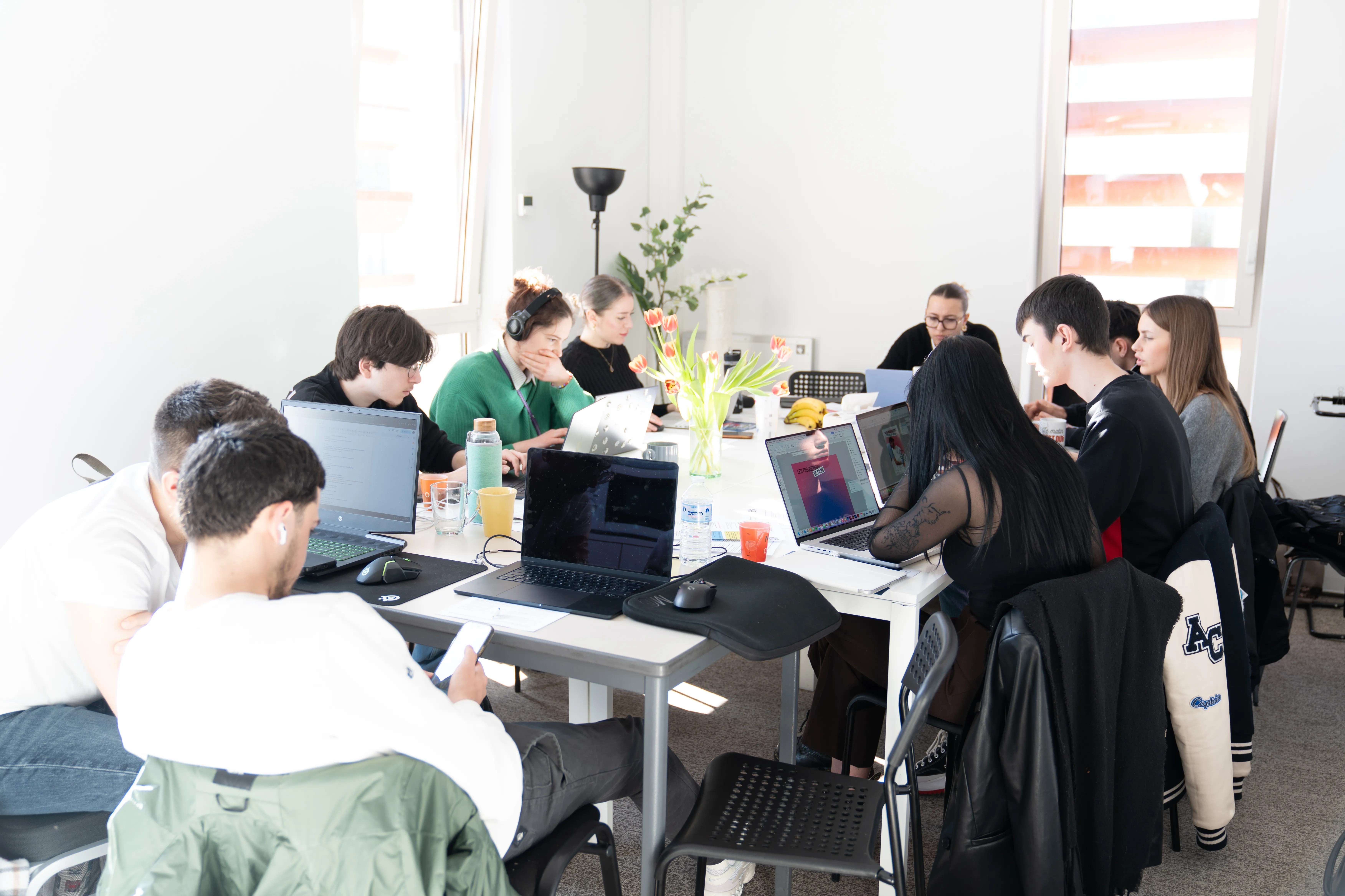 Students from Cercle Digital working on their projects